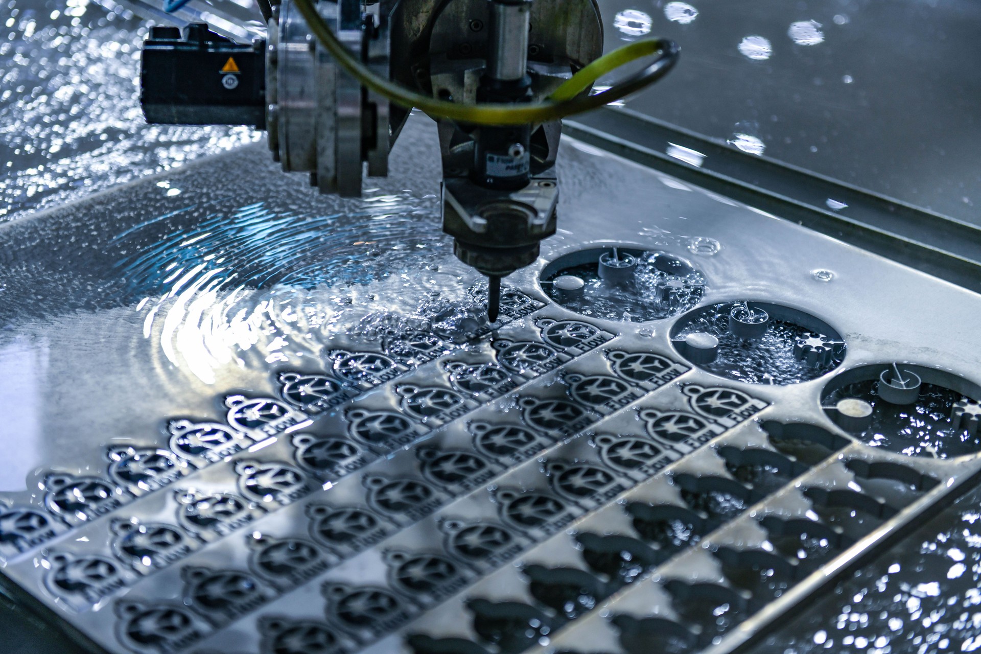 Industrial CNC water jet cutting machine cutting steel plate